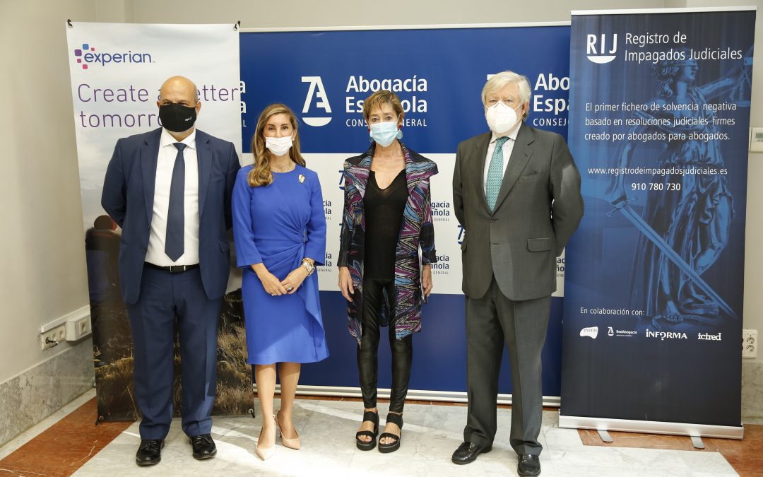 Gli avvocati spagnoli e Experian firmano un accordo per ridurre la delinquenza tra lavoratori autonomi e individui